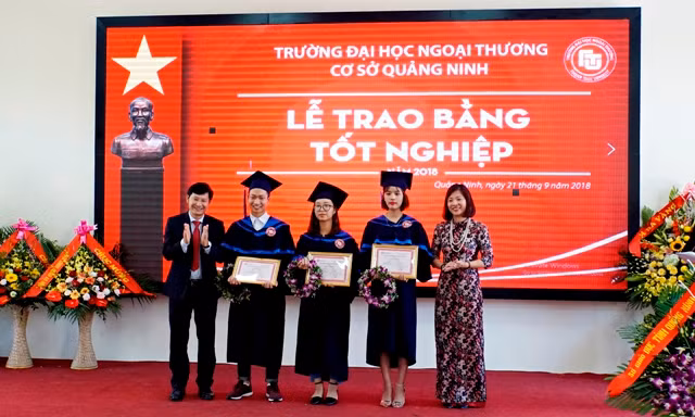 Lãnh đạo nhà trường trao bằng khen cho các sinh viên xuất sắc