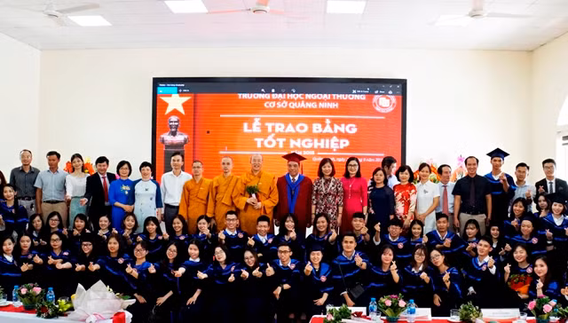 Các thầy cô chung vui cùng các tân cử nhân, tân sinh viên