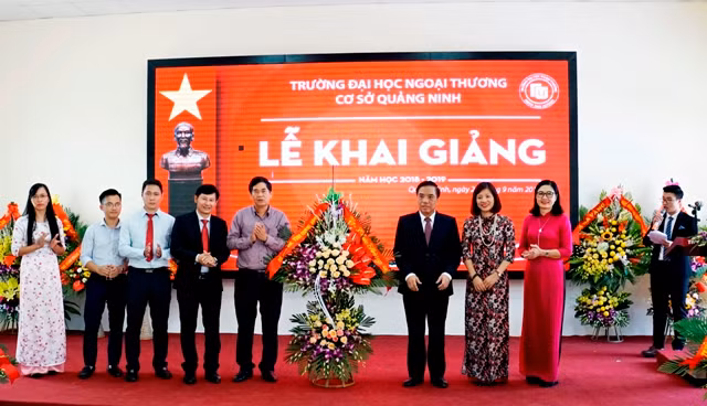 Trường Đại học Ngoại thương khai giảng và trao bằng tốt nghiệp cho sinh viên cơ sở Quảng Ninh 