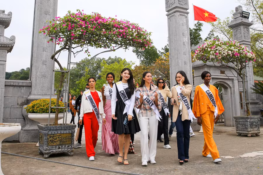 Người đẹp đọ sắc bên hoa. Người đẹp đọ sắc bên hoa.