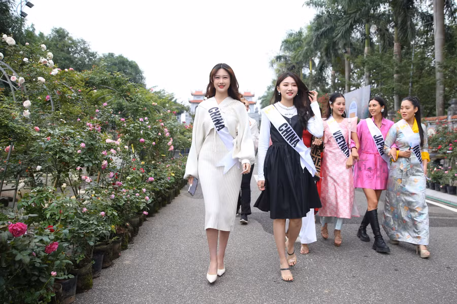 35 người đẹp tham dự Vòng chung kết cuộc thi Hoa hậu Du lịch Thế giới tham quan Lễ hội hoa Mê Linh. 35 người đẹp tham dự Vòng chung kết cuộc thi Hoa hậu Du lịch Thế giới tham quan Lễ hội hoa Mê Linh.