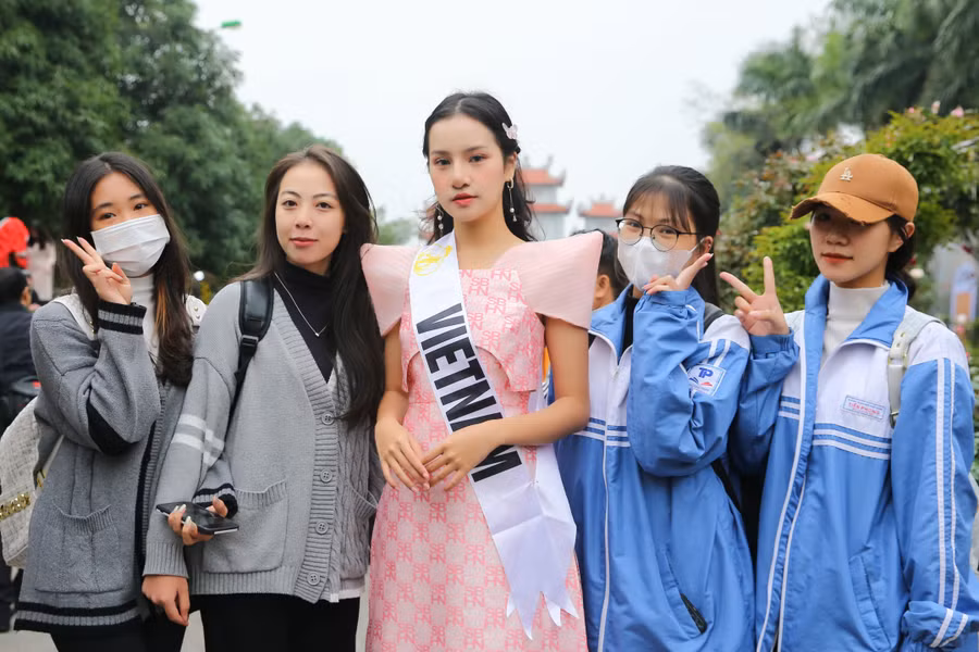 Á hậu 1 cuộc thi Hoa hậu Hoàn cầu Việt Nam Lê Thị Hương Ly bày tỏ sự thích thú với những bông hoa tươi đẹp được trưng bày tại lễ hội "Mê Linh rực rỡ sắc hoa". Á hậu 1 cuộc thi Hoa hậu Hoàn cầu Việt Nam Lê Thị Hương Ly bày tỏ sự thích thú với những bông hoa tươi đẹp được trưng bày tại lễ hội "Mê Linh rực rỡ sắc hoa".