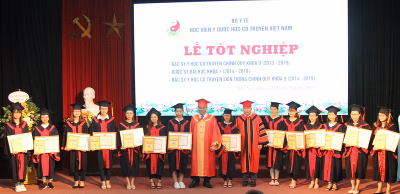 Giám đốc Học viện khen thưởng những sinh viên có thành tích học tập xuất sắc