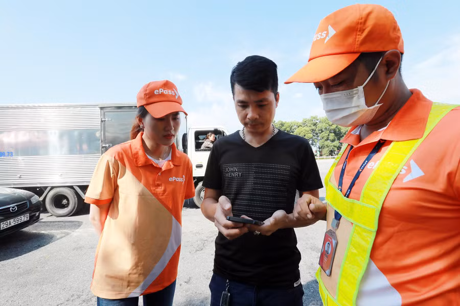 Ông Vũ Ngọc Oánh, Phó Giám đốc Công ty cổ phần BOT Pháp Vân - Cầu Giẽ cho biết tuyến cao tốc này có lưu lượng xe hàng ngày rất đông, bình quân có từ 60.000 lượt xe trong ngày và số lượng xe dán tem đã đạt trên 85%, còn lại có 15% chưa được dán.