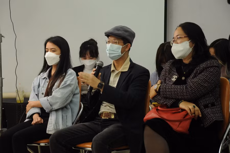 Tham dự buổi tọa đàm, ông Nghĩa chia sẻ một câu chuyện có thật về vai trò “bù trừ” quan trọng của người bố trong gia đình có người mẹ ái kỷ.