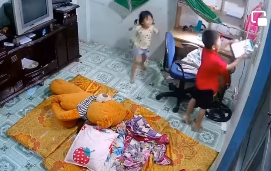 Do quá hoảng sợ nên bé trai đã đưa chiếc iPad ra theo yêu cầu của tên cướp qua cửa sổ.
