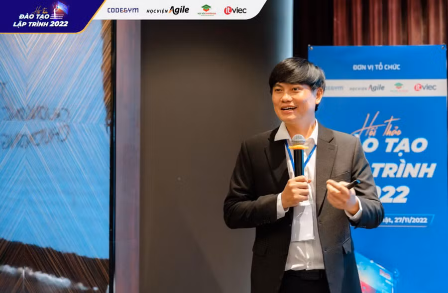 Ông Nguyễn Khắc Nhật (CEO CodeGym) chia sẻ về “Phương pháp thiết kế chương trình đào tạo IT”. Ông Nguyễn Khắc Nhật (CEO CodeGym) chia sẻ về “Phương pháp thiết kế chương trình đào tạo IT”.