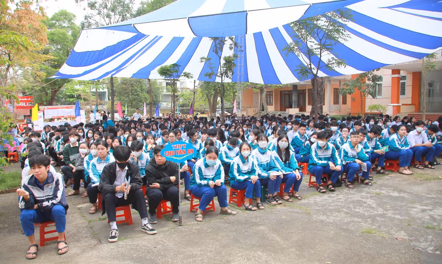 Hàng trăm học sinh khối 12 tham dự chương trình và giao lưu, trao đổi với đại diện các trường ĐH, CĐ.