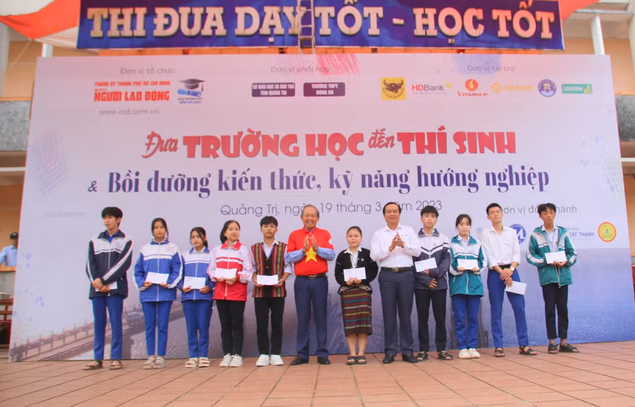 Ông Trương Hòa Bình, nguyên Phó Thủ tướng Thường trực Chính phủ, cùng lãnh đạo tỉnh Quảng Trị trao học bổng đến học sinh.