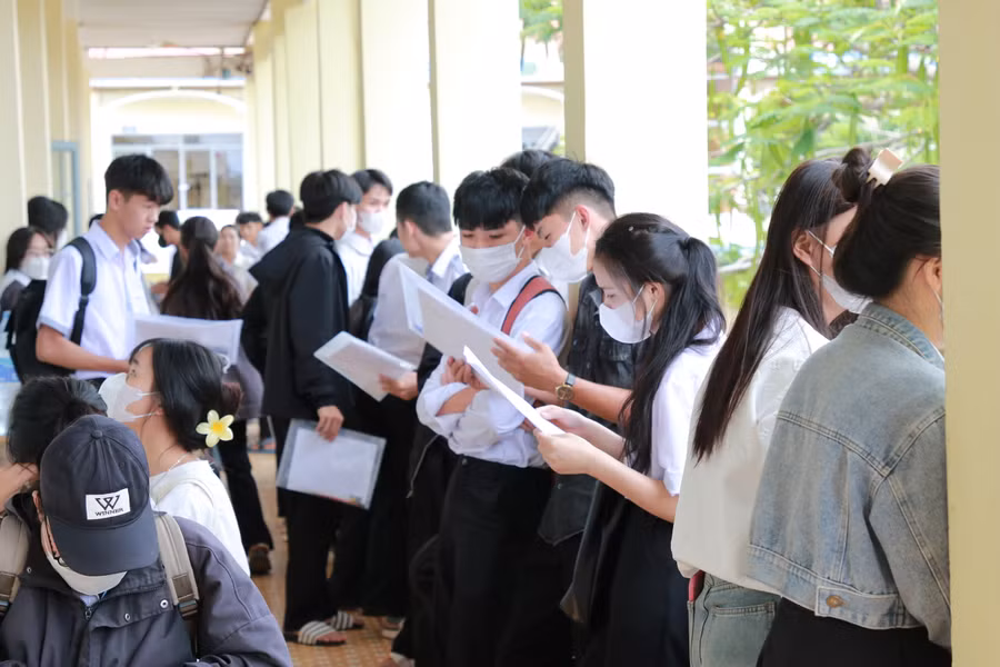 Thí sinh đến làm thủ tục dự thi tại điểm thi Trường THPT Đắk Mil. (Ảnh: Thành Tâm) Thí sinh đến làm thủ tục dự thi tại điểm thi Trường THPT Đắk Mil. (Ảnh: Thành Tâm)