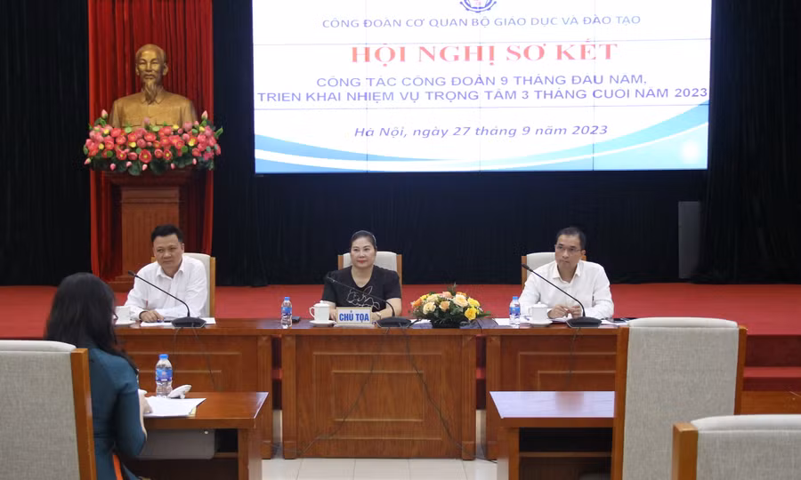 Đoàn chủ tọa điều hành hội nghị.