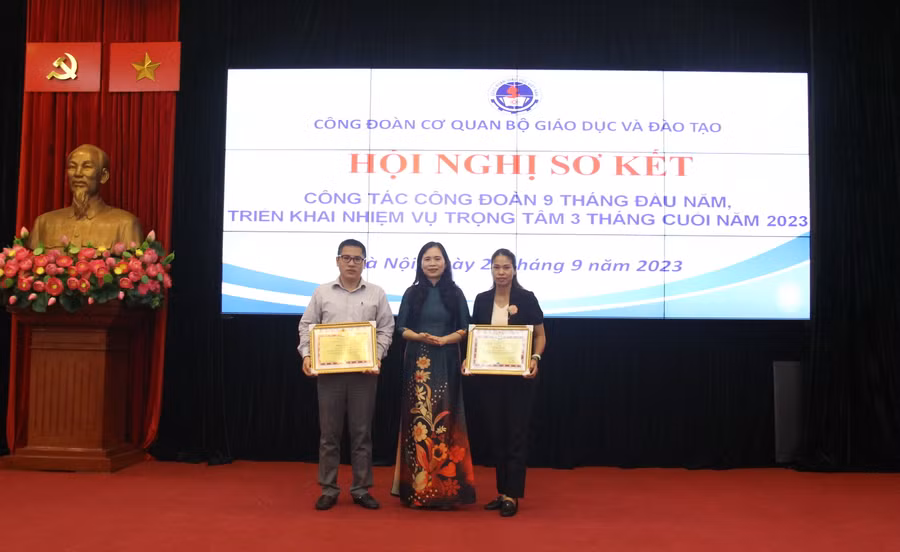 Bà Nguyễn Thị Bích Hợp trao Bằng khen của Công đoàn Giáo dục Việt Nam cho các tập thể.