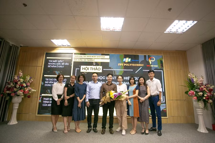 Thầy Nguyễn Hữu Phúc nhận hoa từ Ban chủ nhiệm khoa tiếng Anh – CĐ FPT Polytechnic
