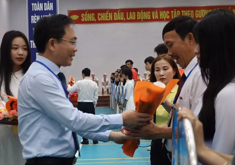 Phó Chủ tịch UBND tỉnh Hoàng Xuân Tân trao hoa và cờ lưu niệm cho các đoàn.