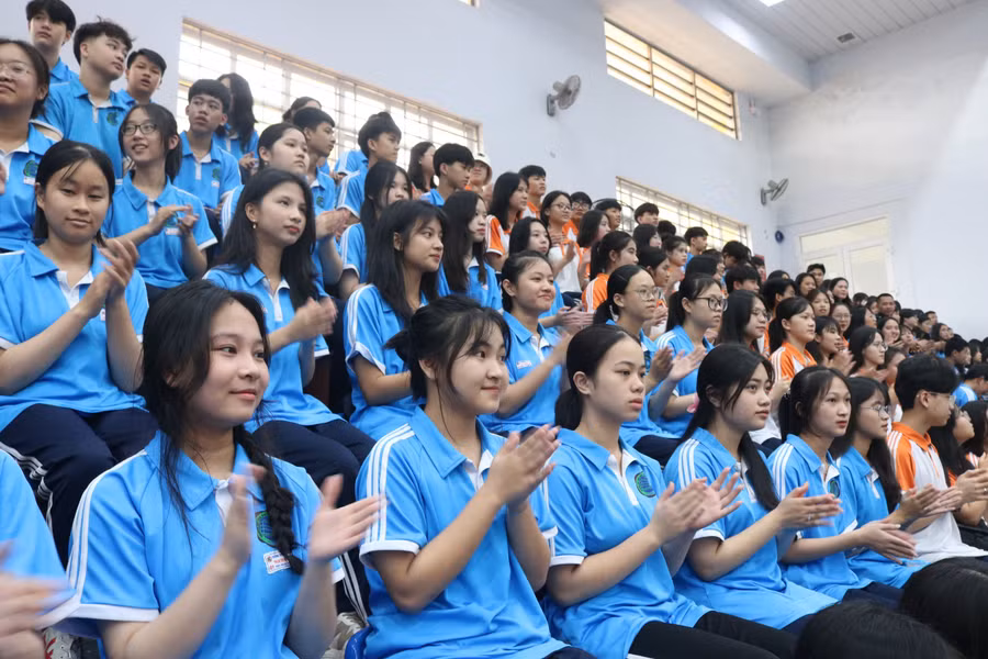 Đông đảo học sinh trên địa bàn tham gia buổi lễ.