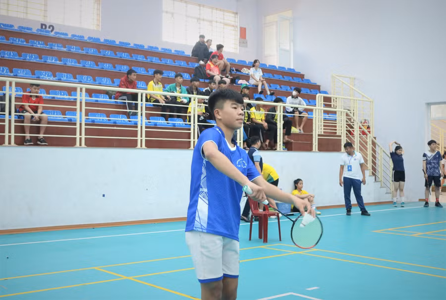 Sau khai mạc, vận động viên các đơn vị bắt đầu tranh tài tại môn cầu lông.