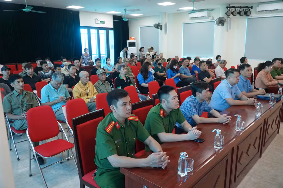 Tại lễ ra mắt mô hình, người dân trên địa bàn được cán bộ PCCC&amp;CNCH tuyên truyền các phương án phòng chống cháy nổ trong gia đình.