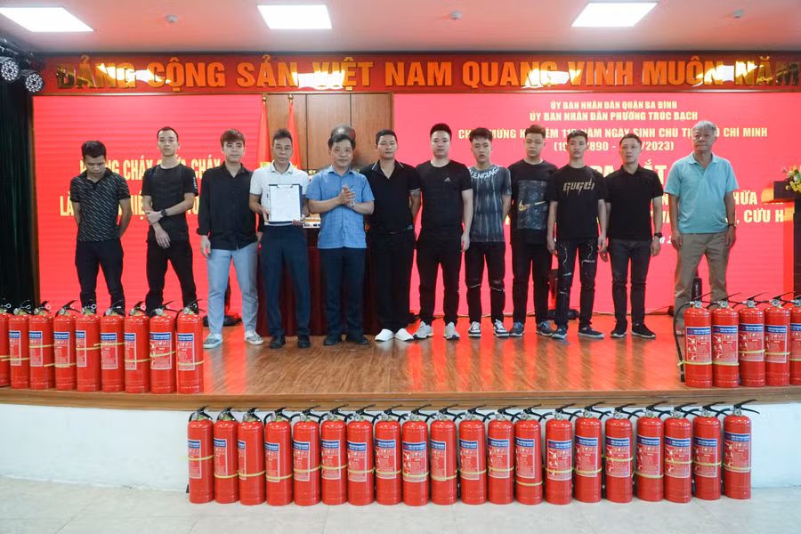 Công an quận Ba Đình phối hợp với phường Trúc Bạch ra mắt mô hình Tổ liên gia PCCC.