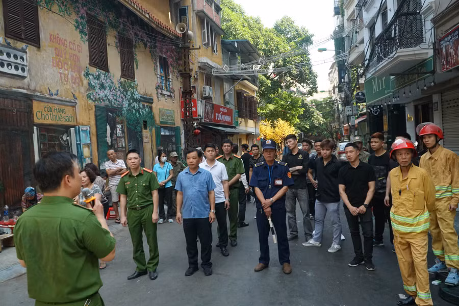 Ngay sau lễ ra mắt, phường Trúc Bạch đã tổ chức diễn tập các phương án PCCC&amp;CNCH tại khu phố ẩm thực Đảo Ngọc Ngũ Xã.