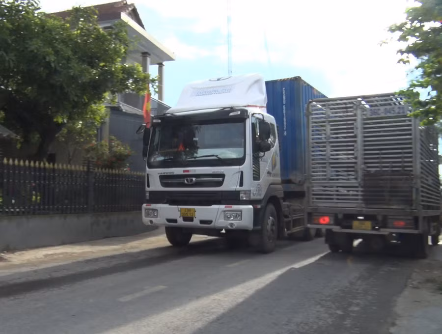Khi các phương tiện tránh nhau trên đường khiến giao thông bị ách tắc, người dân bất an.