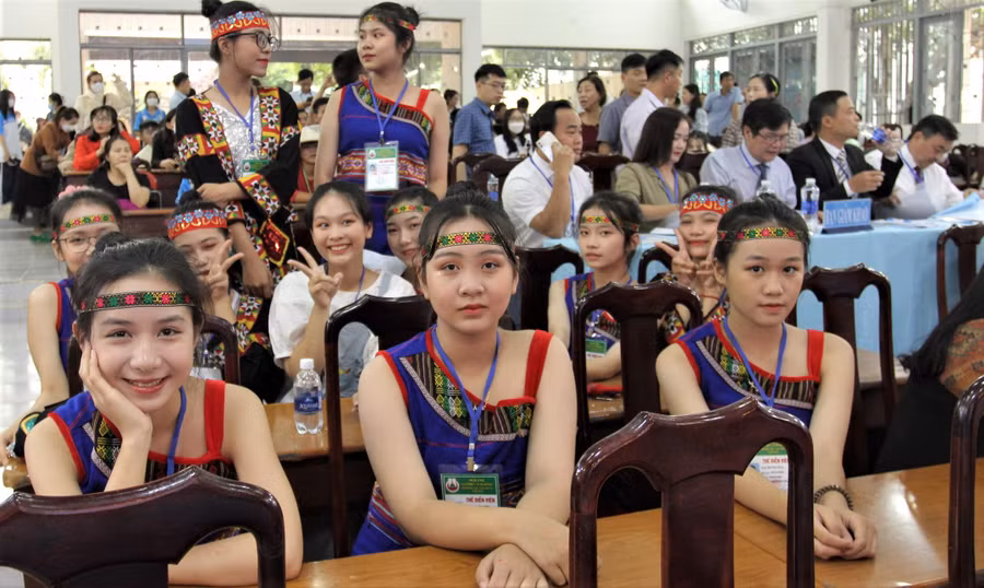 Đội văn nghệ đến từ Phòng GD&amp;ĐT huyện Krông Bông trước giờ khai mạc Hội thi.