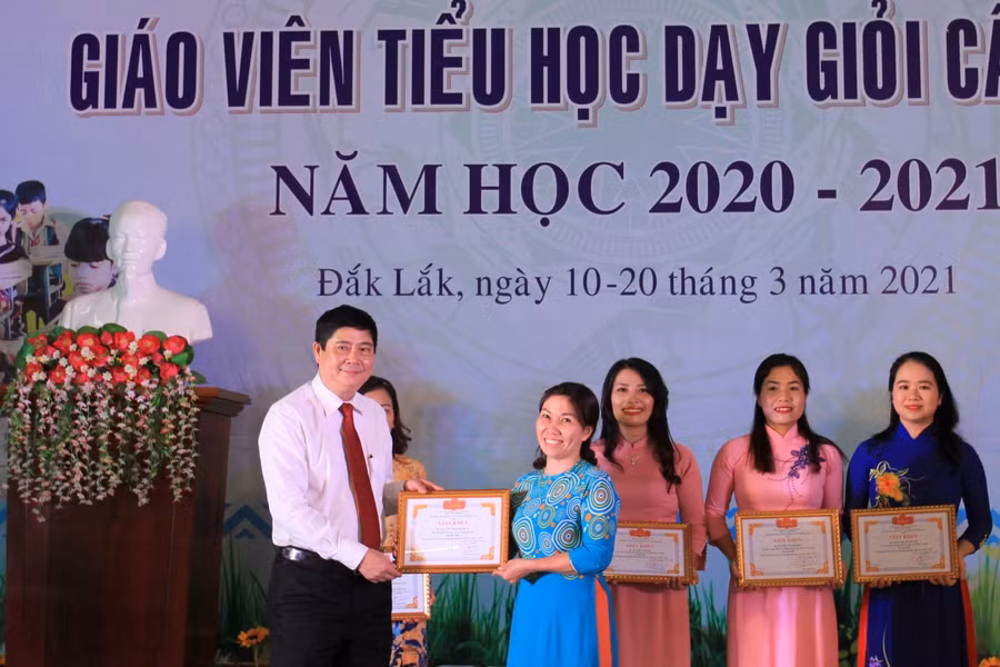 Giám đốc Sở GD-ĐT Phạm Đăng Khoa trao giải Nhất cho các thí sinh.