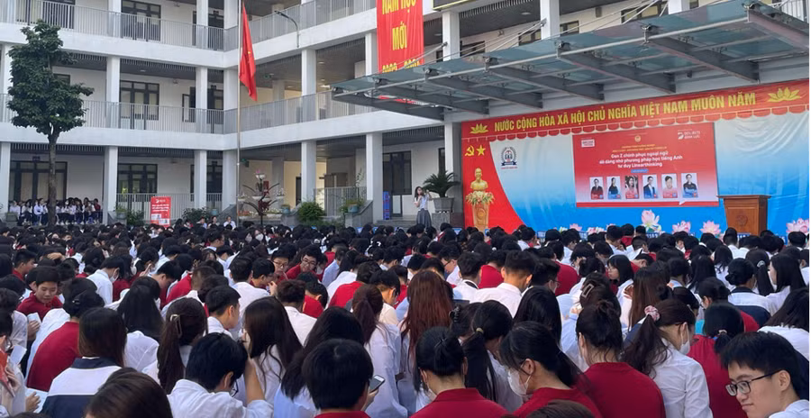 Sự kiện diễn ra với sự tham gia của gần 2000 bạn học sinh. Sự kiện diễn ra với sự tham gia của gần 2000 bạn học sinh.