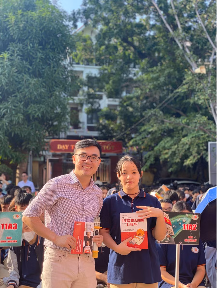 Học sinh trường THPT Lê Lợi hăng hái giao lưu và nhận phần quà từ diễn giả. Học sinh trường THPT Lê Lợi hăng hái giao lưu và nhận phần quà từ diễn giả.