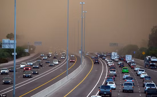 Motorists travelling along Interstate 10 suddenly found that they couldn