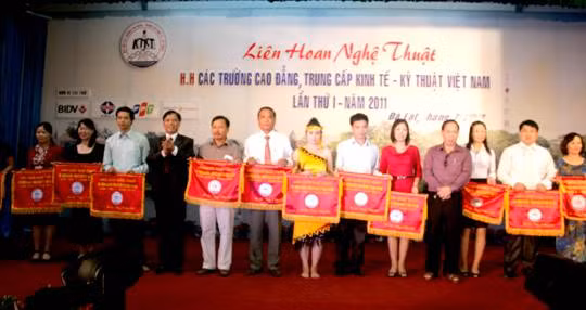 Lãnh đạo Hiệp hội và tỉnh Lâm Đồng trao cờ lưu niệm cho các đoàn Lãnh đạo Hiệp hội và tỉnh Lâm Đồng trao cờ lưu niệm cho các đoàn