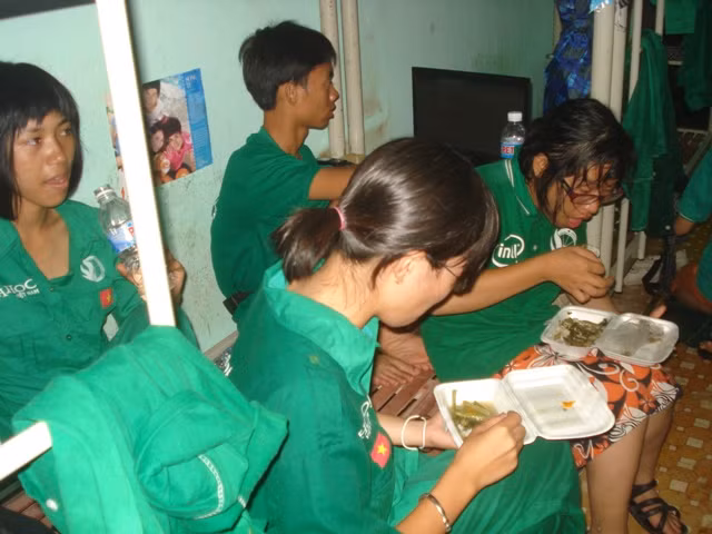 Hành Trình Xanh tạm biệt miền đất võ ảnh 2 Các thành viên tham gia chương trình hành trình xanh nạp năng lượng trong ký túc xá trường cao đẳng nghề Bình Định tối 25.7