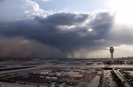 The dust storm rolls in across the Phoenix