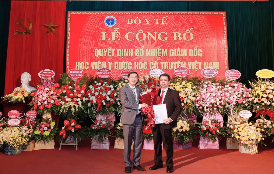 GS.TS Trần Văn Thuấn – Thứ trưởng Bộ Y tế trao quyết định bổ nhiệm chức vụ Giám đốc Học viện Y Dược học cổ truyền Việt Nam cho PGS.TS Nguyễn Quốc Huy.
