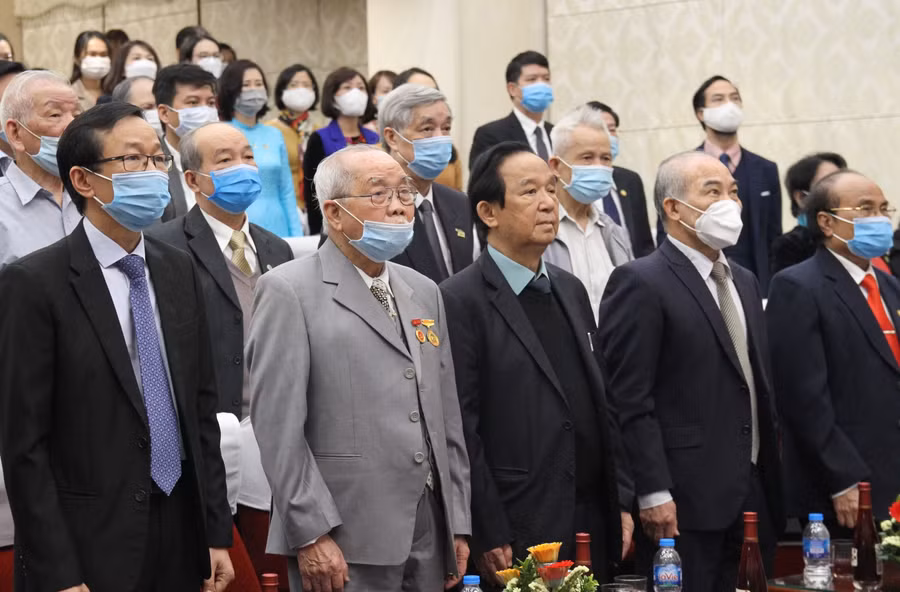 Nhiều thế hệ lãnh đạo, thầy và trò Khoa Sinh học Trường Đại học Sư phạm Hà Nội tề tựu tại buổi Lễ.