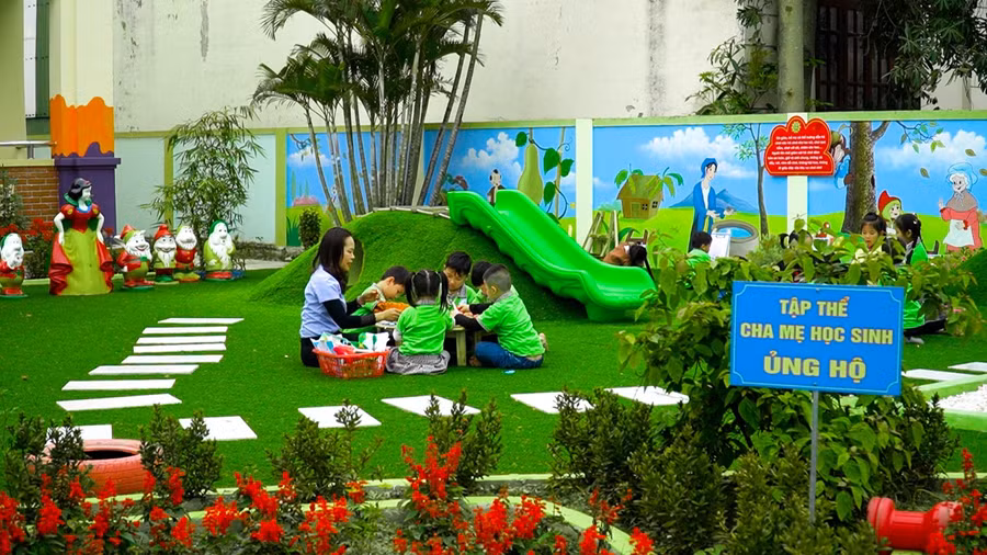 Hướng dẫn trẻ chơi mà học tại Trường mầm non Nghi Hòa. Hướng dẫn trẻ chơi mà học tại Trường mầm non Nghi Hòa.