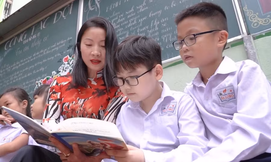 Cô Vũ Thị Thanh Huyền cùng học trò.