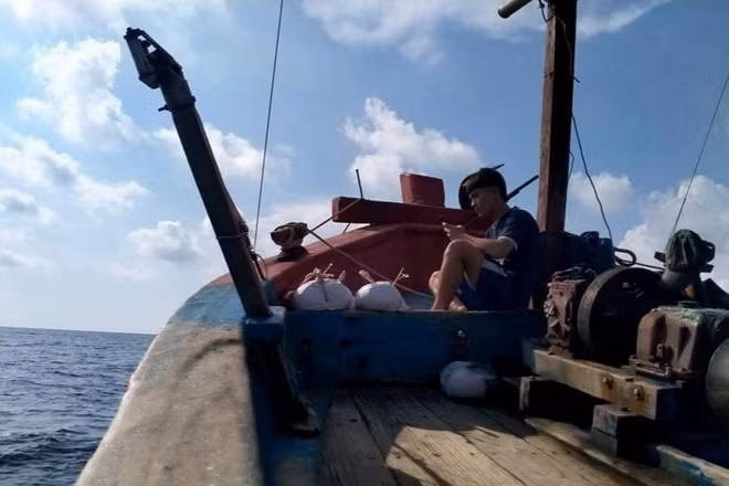 Sau những ngày mắc kẹt trên biển, Chiến đã trở về đất liền để đến trường cùng các bạn.