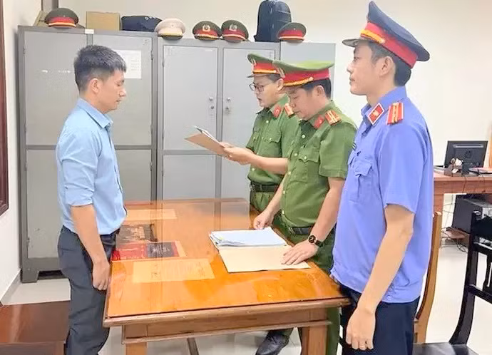 Cơ quan Cảnh sát điều tra Công an tỉnh thi hành lệnh khám xét nơi làm việc của bị can Trần Lê Trung.