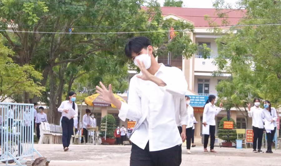 Thí sinh Kon Tum vui mừng sau khi hoàn thành bài thi môn Toán.