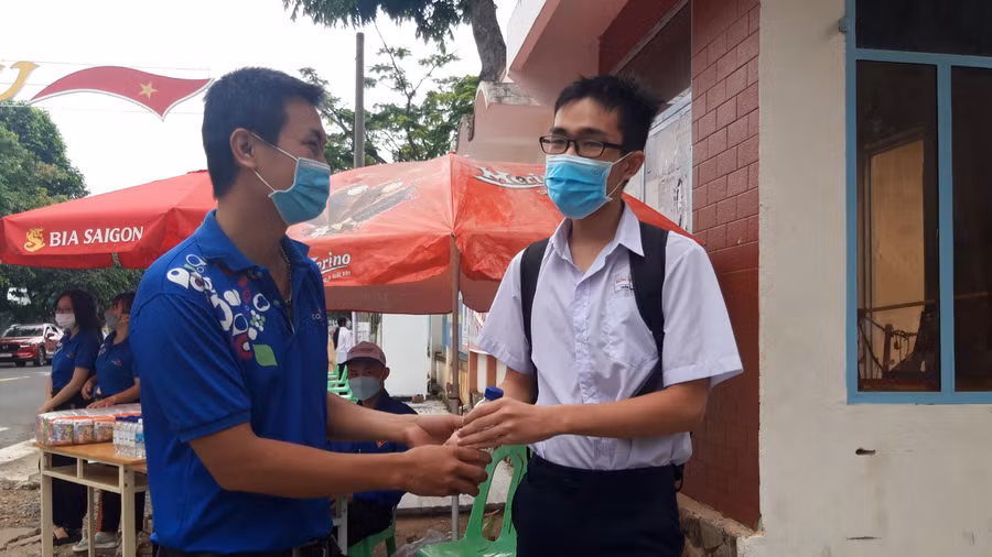 Tình nguyện viên hỗ trợ nước uống, động viên thí sinh bình tĩnh, tự tin. Tình nguyện viên hỗ trợ nước uống, động viên thí sinh bình tĩnh, tự tin.