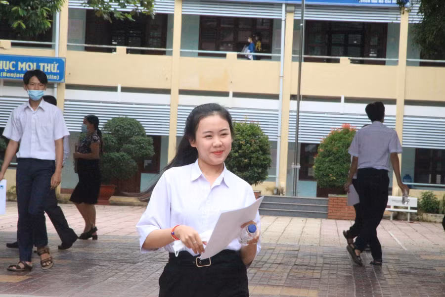 Nữ thí sinh rạng ngời bước ra khỏi phòng thi. Nữ thí sinh rạng ngời bước ra khỏi phòng thi.