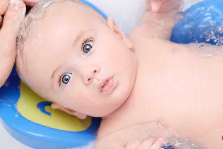 Cách tắm cho trẻ sơ sinh mùa đông 