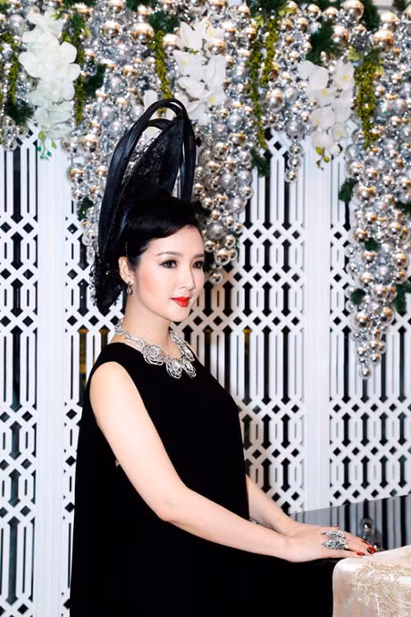 Giang My dep quyen luc, rang ro khi hoi ngo Hoa hau Thai Lan - Anh 1