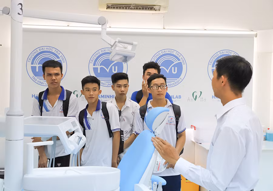 Giảng viên tư vấn cho học sinh về các ngành học Y - Dược trong nhu cầu nhân lực địa phương