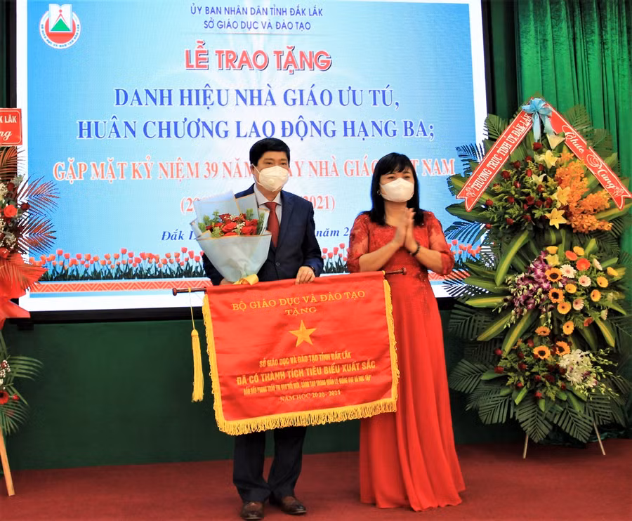 Tặng Cờ của Bộ GD&ĐT cho Sở GD&ĐT.