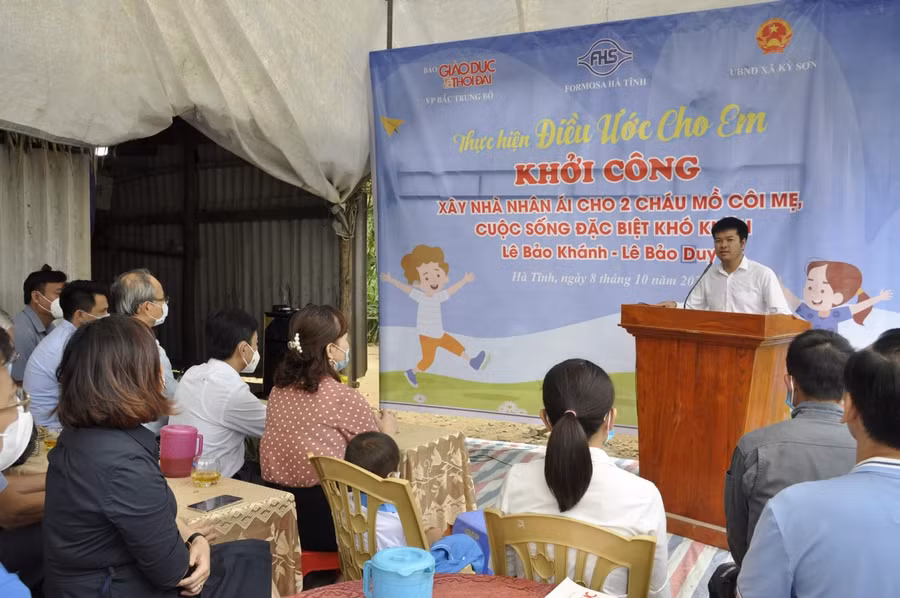 Thay mặt đơn vị kết nối, chủ trì xây dựng nhà cho 2 cháu, nhà báo Nguyễn Văn Dũng - Trưởng VP Báo GD&amp;TĐ KV Miền Trung – Tây Nguyên cảm ơn các nhà tài trợ, các tấm lòng nhân ái đã quan tâm, sẻ chia để báo có nguồn lực khởi công xây dựng cho 2 em.