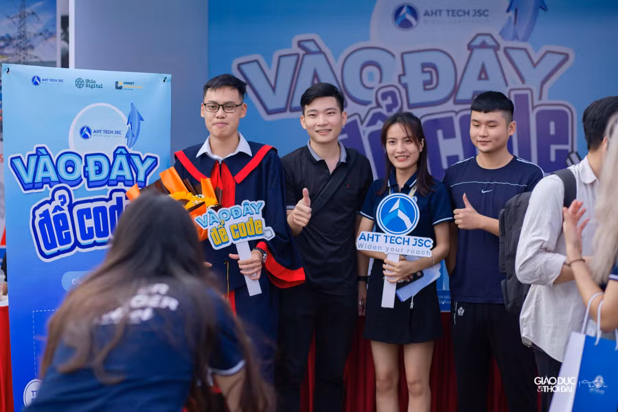 Theo Ban tổ chức, dù có số lượng doanh nghiệp tham gia không đông như hồi tháng 5 song do cuối năm là thời gian doanh nghiệp có nhu cầu tuyển dụng cao nên số lượng vị trí việc làm, thực tập được các đơn vị tuyển dụng mang đến ngày hội lần này lên tới gần 10.000. Theo Ban tổ chức, dù có số lượng doanh nghiệp tham gia không đông như hồi tháng 5 song do cuối năm là thời gian doanh nghiệp có nhu cầu tuyển dụng cao nên số lượng vị trí việc làm, thực tập được các đơn vị tuyển dụng mang đến ngày hội lần này lên tới gần 10.000.