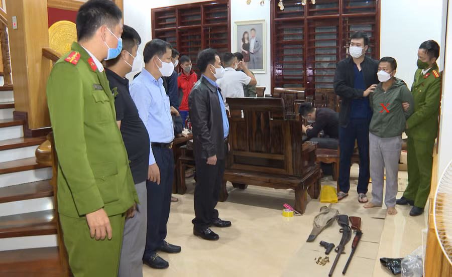Cơ quan chức năng thu giữ nhiều súng đạn trong quá trình khám xét nhà Nguyễn Văn Hùng. Ảnh: Công an Thanh Hoá.