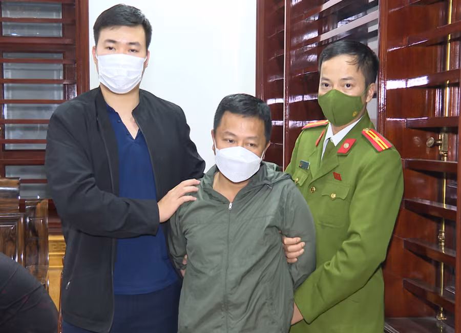 Đối tượng Nguyễn Văn Hùng (giữa) bị cơ quan chức năng bắt giữ. Ảnh: Công an Thanh Hoá.