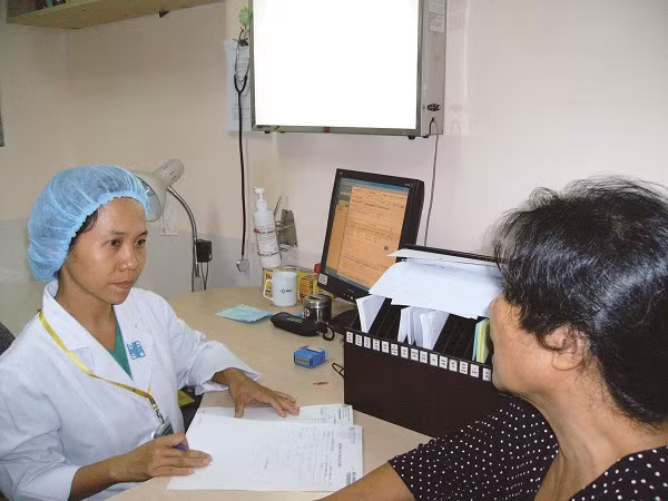Nên đi khám bệnh khi bị són tiểu, sa niệu...